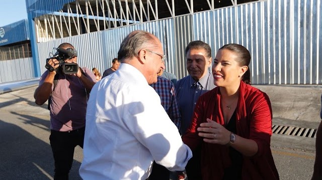 Alckmin desembarca em PE e é recebido por Raquel Lyra