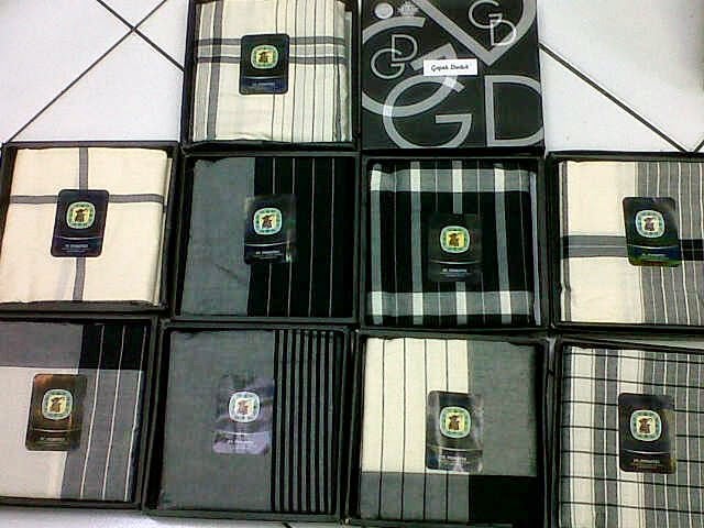 Creatif: Sarung Gajah Duduk Black & White