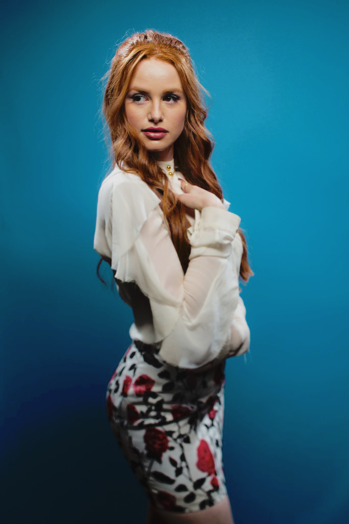 Madelaine Petsch || Pose for L.A. Times during Comic-Con 2017 in San