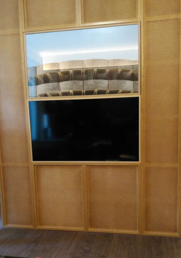Tv integrado en panel de celosía