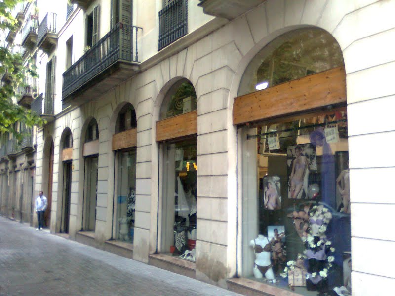 PANDUGARMKV-Visual merchandising and retail design - LAS TIENDAS MAYORISTAS DE ROPA COMPLEMENTOS EN BARCELONA