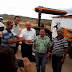 A Associação do Desenvolvimento Comunitário de Bispador(ADCB) recebe trator de pneus com implementos agrícolas. 
