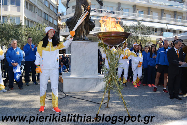 Η Κατερίνα Νικολαΐδου, Ολυμπιονίκης - Παγκόσμια πρωταθλήτρια στην κωπηλασία άναψε τον βωμό με την Ολυμπιακή φλόγα. Μαζί της οι αθλητές και αθλήτριες του Ναυτικού Ομίλου Κατερίνης. (ΦΩΤΟ)