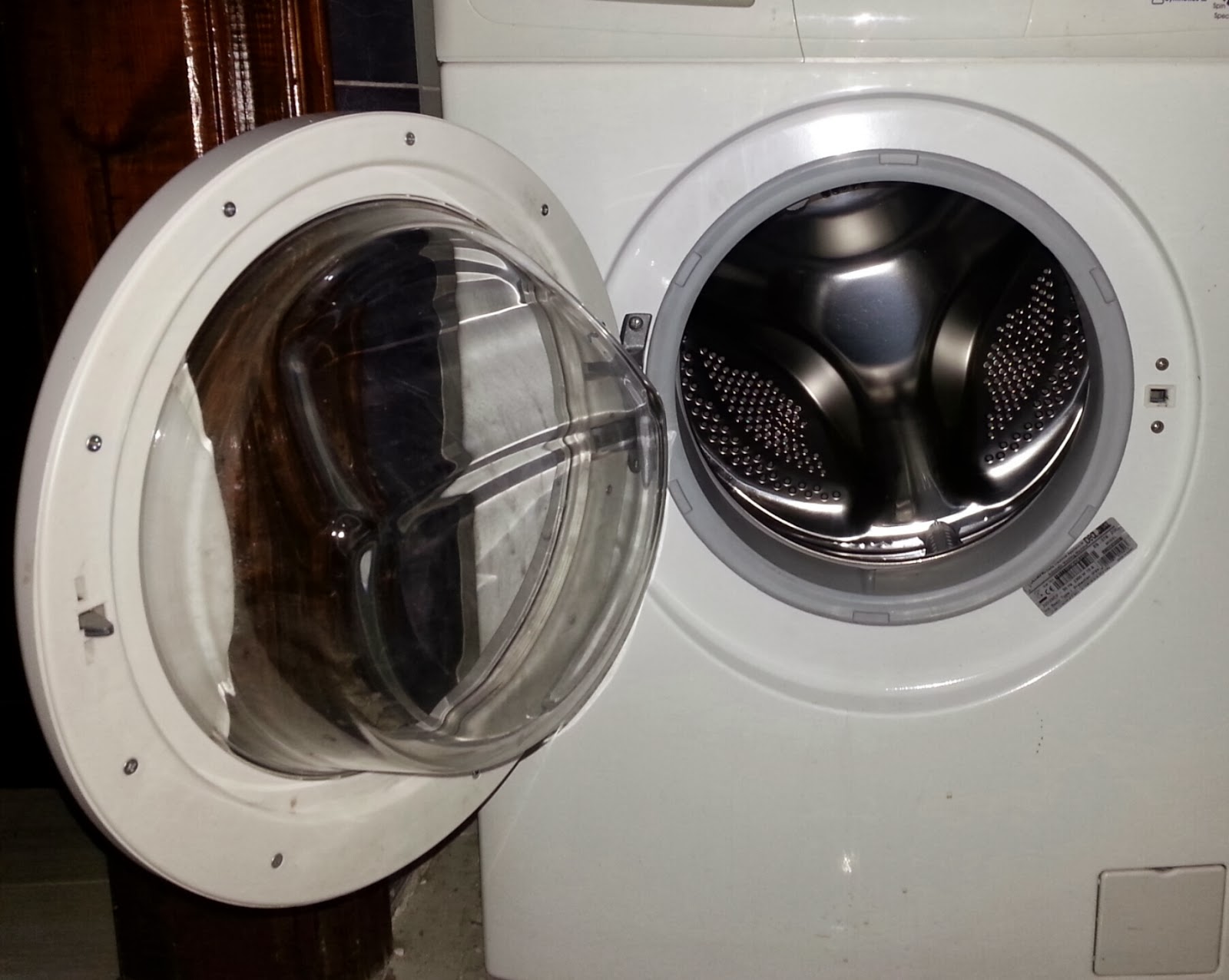 Появился запах в стиральной машине. Грязная стиральная машинка. Вонь из стиральной машинки. Затхлый запах в стиральной машине. Воняет стиральная машинка автомат.
