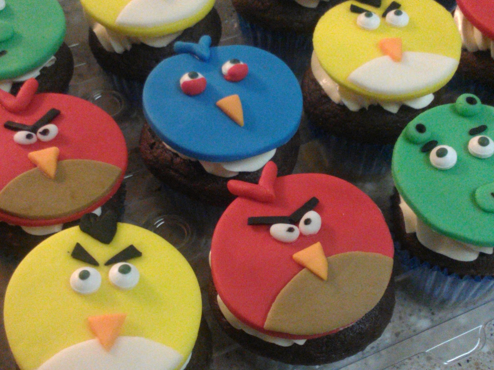 Baker Becky: Angry Bird Cupcakes!