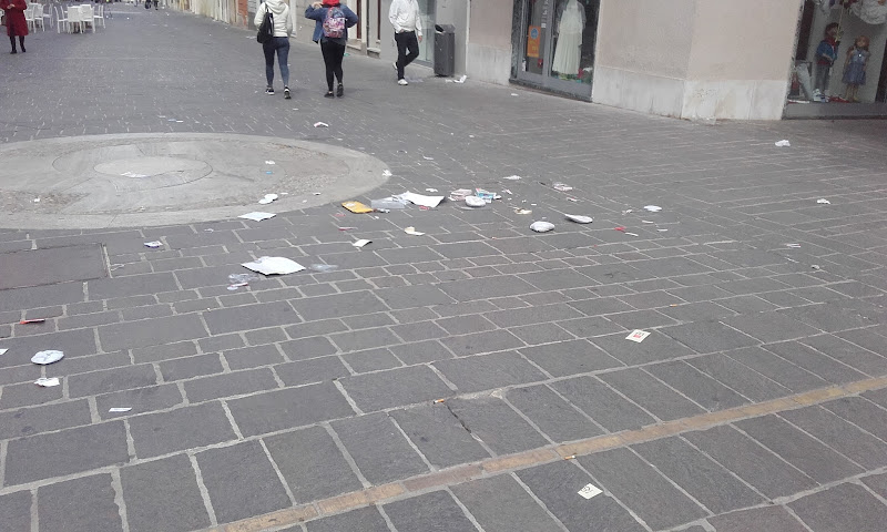 Pessima immagine del centro città a fine mercati. Inguardabile.