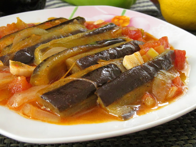 Имам байылды - баклажаны тушеные с луком и помидорами (Zeytinyağlı İmambayıldı)