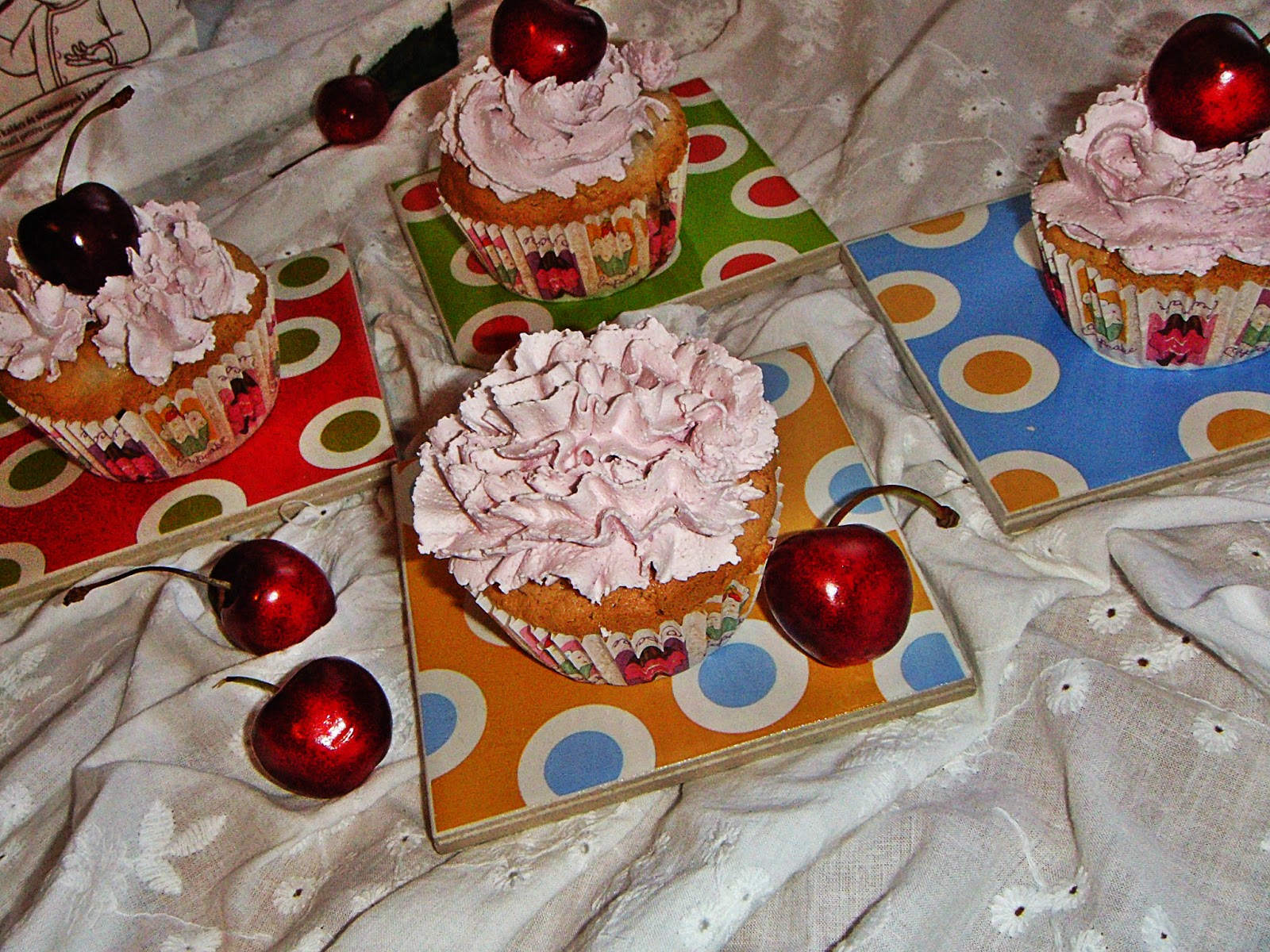 Cupcakes cu frisca si iaurt