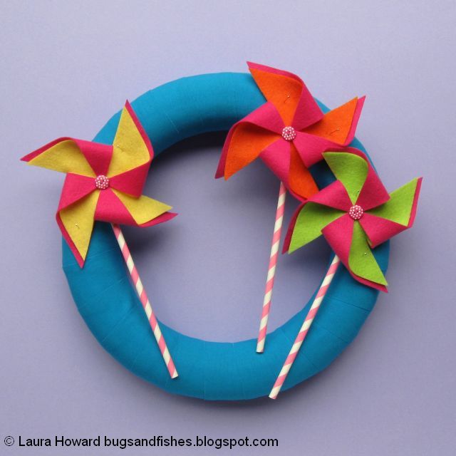 DIY Felt Pinwheels Summer Wreath Tutorial fabric-wrapped wreath decorated with pinwheels made from felt, buttons and paper straws