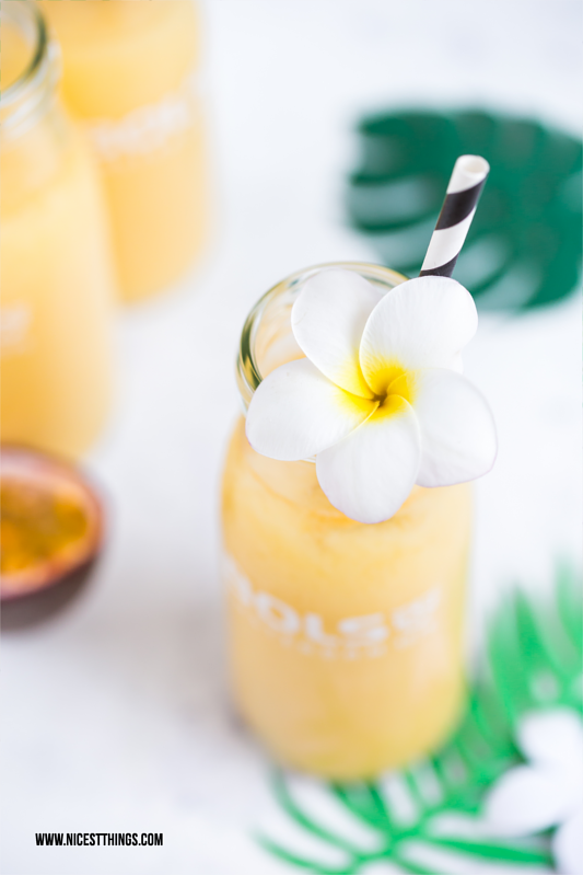 Drink Cocktail mit Frangipani Bluete