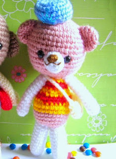 http://translate.google.es/translate?hl=es&sl=auto&tl=es&u=http%3A%2F%2Fwww.jennyandteddy.com%2F2014%2F09%2Ftony-bear-and-toby-dog-free-amigurumi-pattern%2F