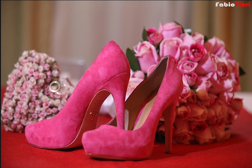 Туфли к розовому костюму. Красивые туфли с цветами. Цветы в туфле. Розовые туфли с цветочками. Розовая туфля и розы.