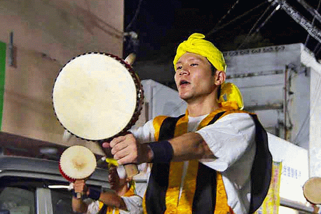 drummers, street, evening, beating handheld drums