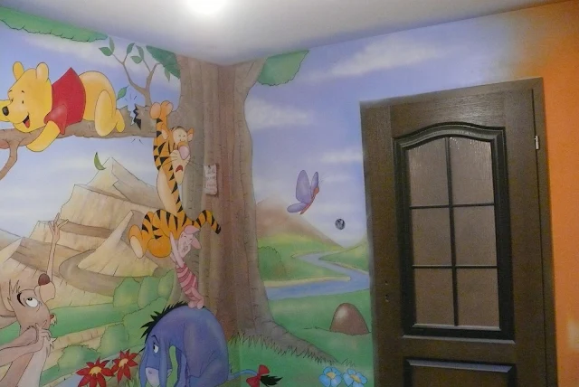 Ciekawy pomysł na aranżację ściany w pokoju dziewczynki, malarstwo naścienne.