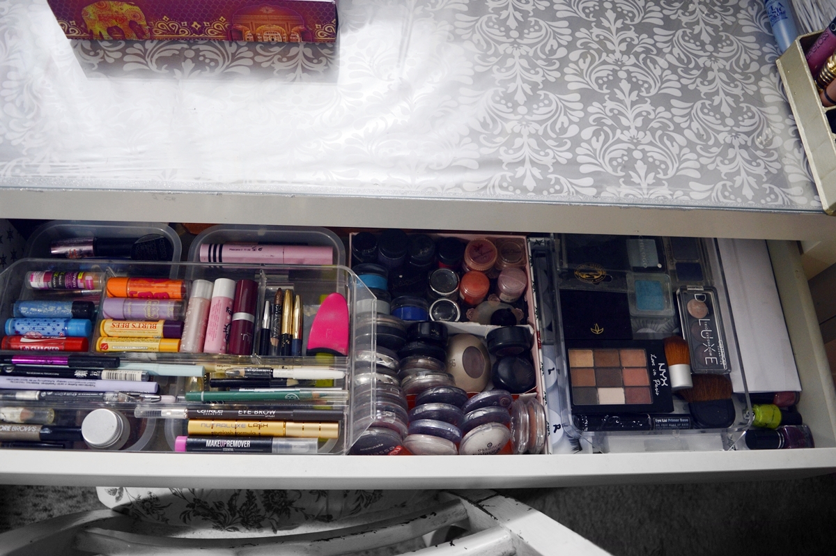 MakeUp Table and Beauty Storage