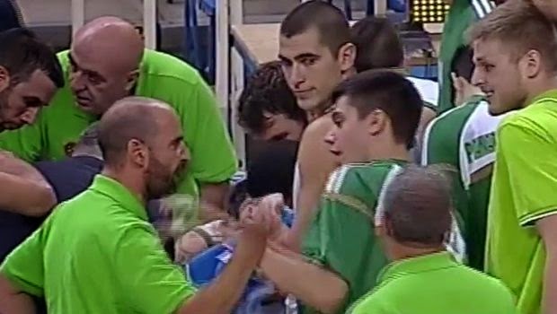 Ξινοί οι πανηγυρισμοί: Τους προσγείωσε με σφαλιάρα (vid)