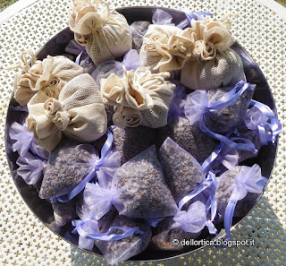 confetture gelatine salamoia tarassaco sale aromatico erbe secche tisane ortica cinorrodi ghirlande sassi decorati lavanda