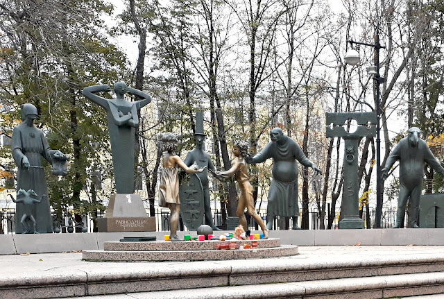 Михаил Шемякин. Скульптурная композиция "Дети - жертвы пороков взрослых". Москва