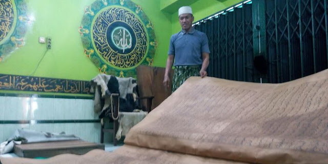 Subhanallah Al Qur`an Terbesar Di Solo Pernah Di Tawar Senilai Rp.1,2 Milyar, Butuh 3 orang untuk membukanya Subhanallah Al Qur`an Terbesar Di Solo Pernah Di Tawar Senilai Rp.1,2 Milyar, Butuh 3 orang untuk membukanya