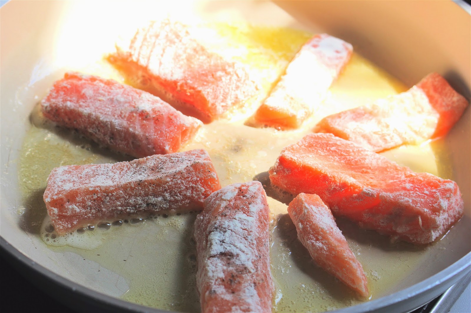 Spargel-Holunderblüten-Suppe mit Vanille-Lachs