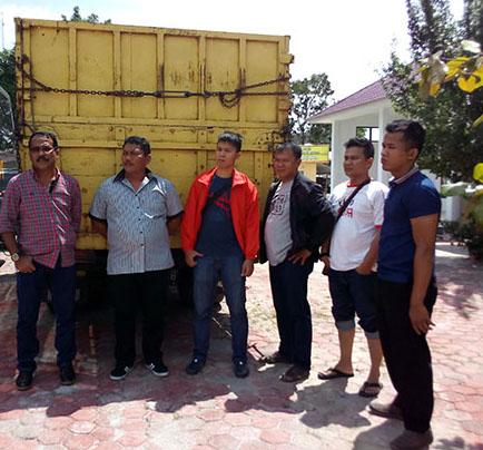 truk pengangkut 60 bal monza yang diamankan polisi truk pengangkut 60 bal monza yang diamankan polisi