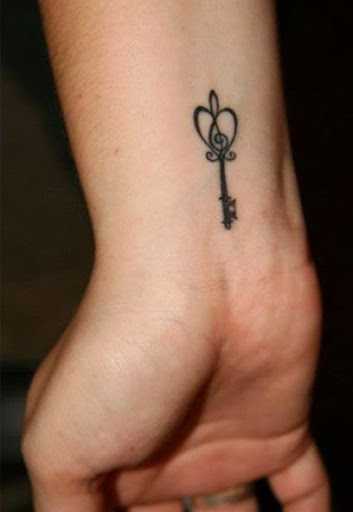 Teclas de música, tatuagens no pulso