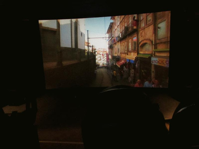 cadeiras de cinema e projeção em 5 D de rua do Porto