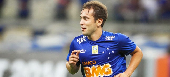 Postura adotada por Gilvan com Everton Ribeiro lembra caminho traçado para segurar Montillo