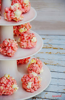 Rosa Marshmallow-Popcorn-Bälle mit Mandelsplittern das Rezept auf herzelieb.blogspot.de
