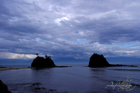 Amazing rock formations and islets in Baler Aurora