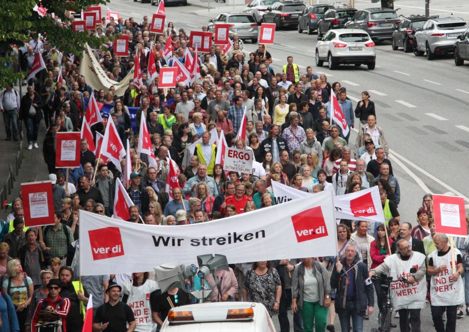900 KollegInnen streiken in Hamburg Tarifrunde Versicherungen