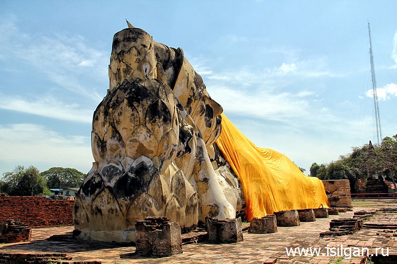 Статуя Лежащего Будды. Храм Ват Локая Суттха. Город Аюттайя. Таиланд