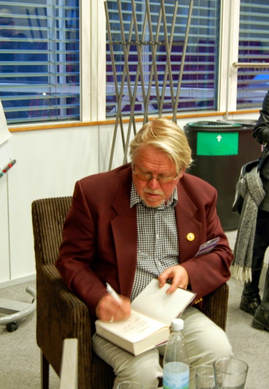 Sallan lukupäiväkirja: Lars Sundin Kolme sisarta ja yksi kertoja ...