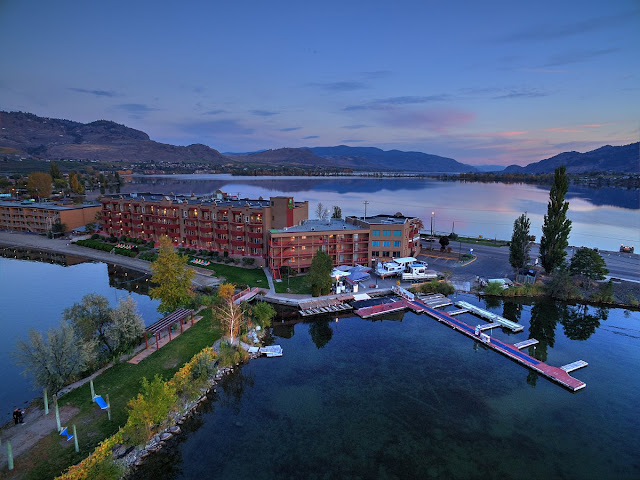 The team at Osoyoos Holiday Inn & Suites extends a friendly welcome. One of the finest lakeside hotels in British Columbia. Located on a scenic peninsula, this hotel sits at the heart of Lake Osoyoos. Beautifully appointed standard rooms and suites promise guests stunning views.