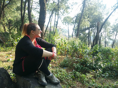Raquel en el precioso entorno de McLeod Ganj