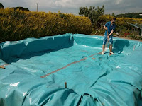 Como hacer una piscina con una lona y fardos de heno