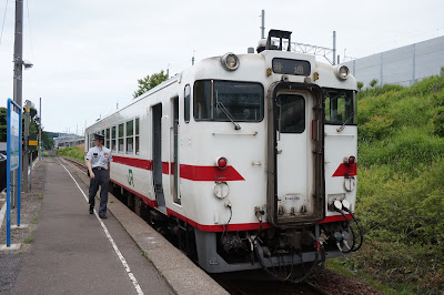 津軽線津軽二股駅に停車するキハ40