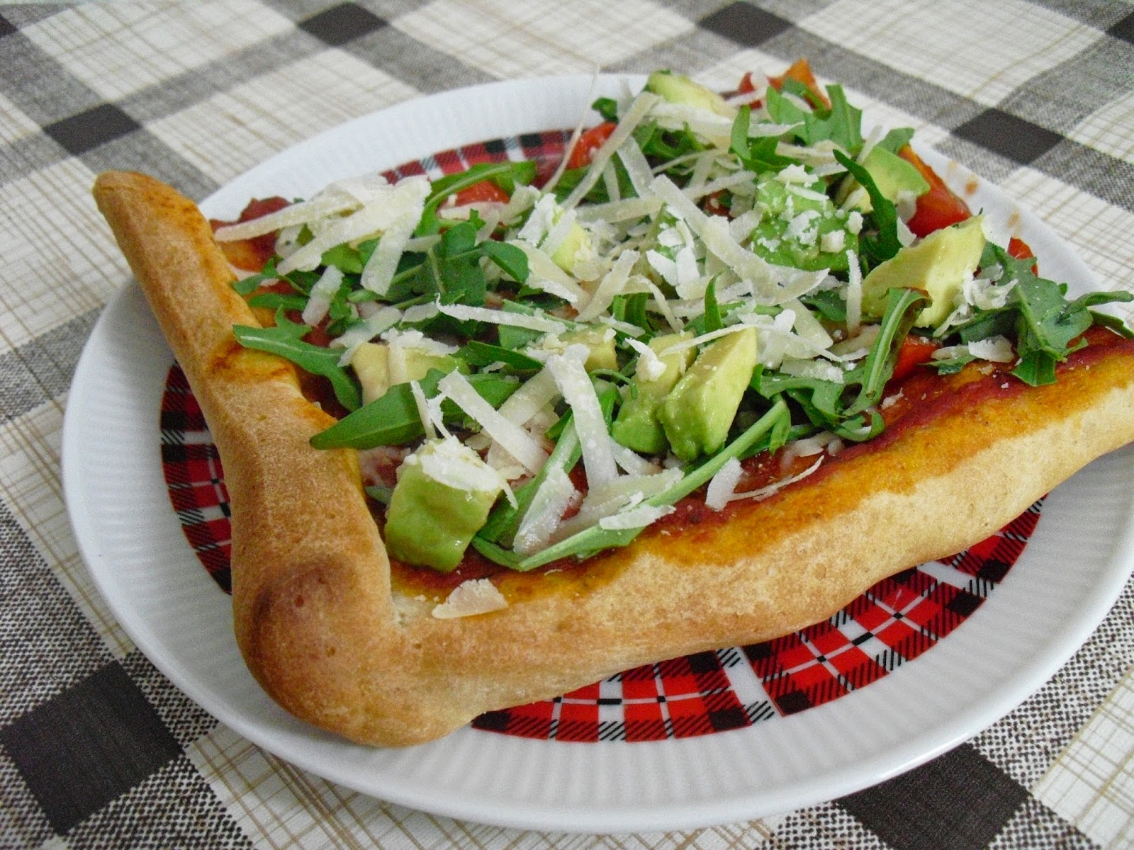 Scharfe Pizza mit Avocado und Rucola