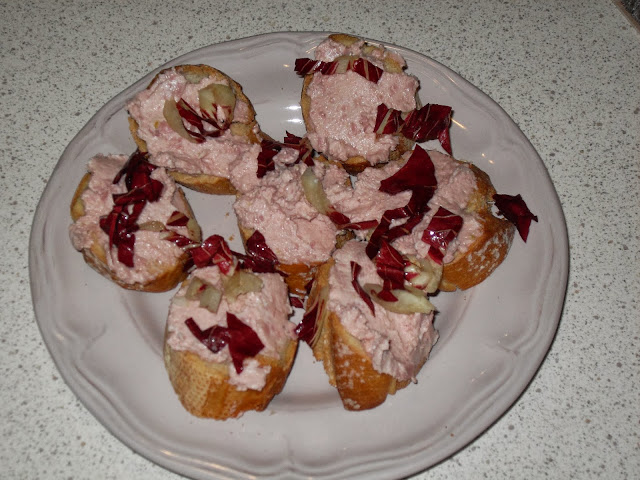 crostini con spuma di mortadella e radicchio