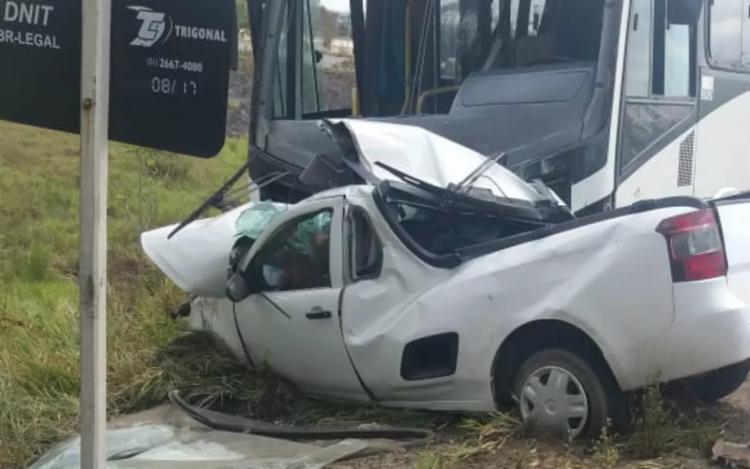 Dois morrem após colisão entre carro e ônibus em Alagoinhas