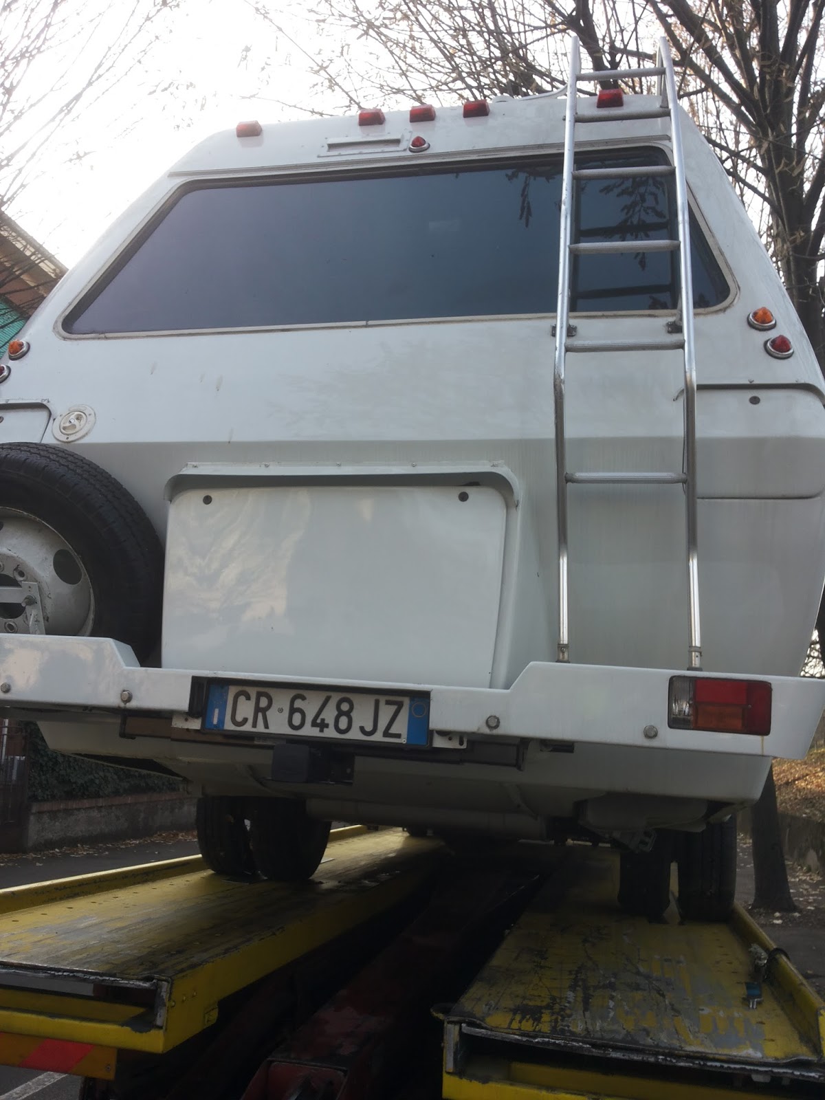 Babbo natale che consegna i regali sul camion rosso. buon natale e CHINOOK FUTURA on Dodge van 1977: dicembre 2015