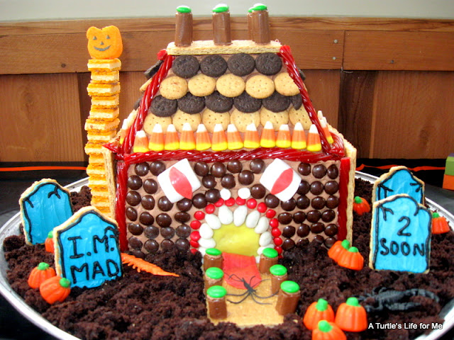 A haunted house birthday cake