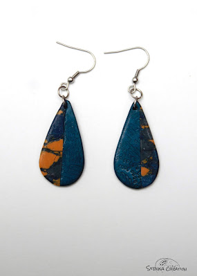 Boucles d'oreilles en pâte polymère Marbre bleu et ocre et Mica Shift bleu Stenna Création