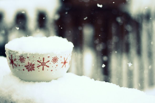 Чашка кофе на снегу. Кружки со снегом. Кружка в снегу. Кружки со снегом. Кружка со снегом внутри.