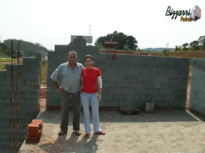 Bizzarri, da Bizzarri Pedras, com sua filha Katia Bizzarri, observando e orientando na construção rústica com eucalipto tratado com alvenaria de bloco de cimento.