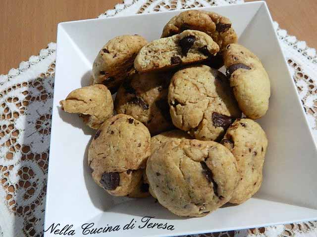 BISCOTTI CON GOCCE DI CIOCCOLATO FONDENTE