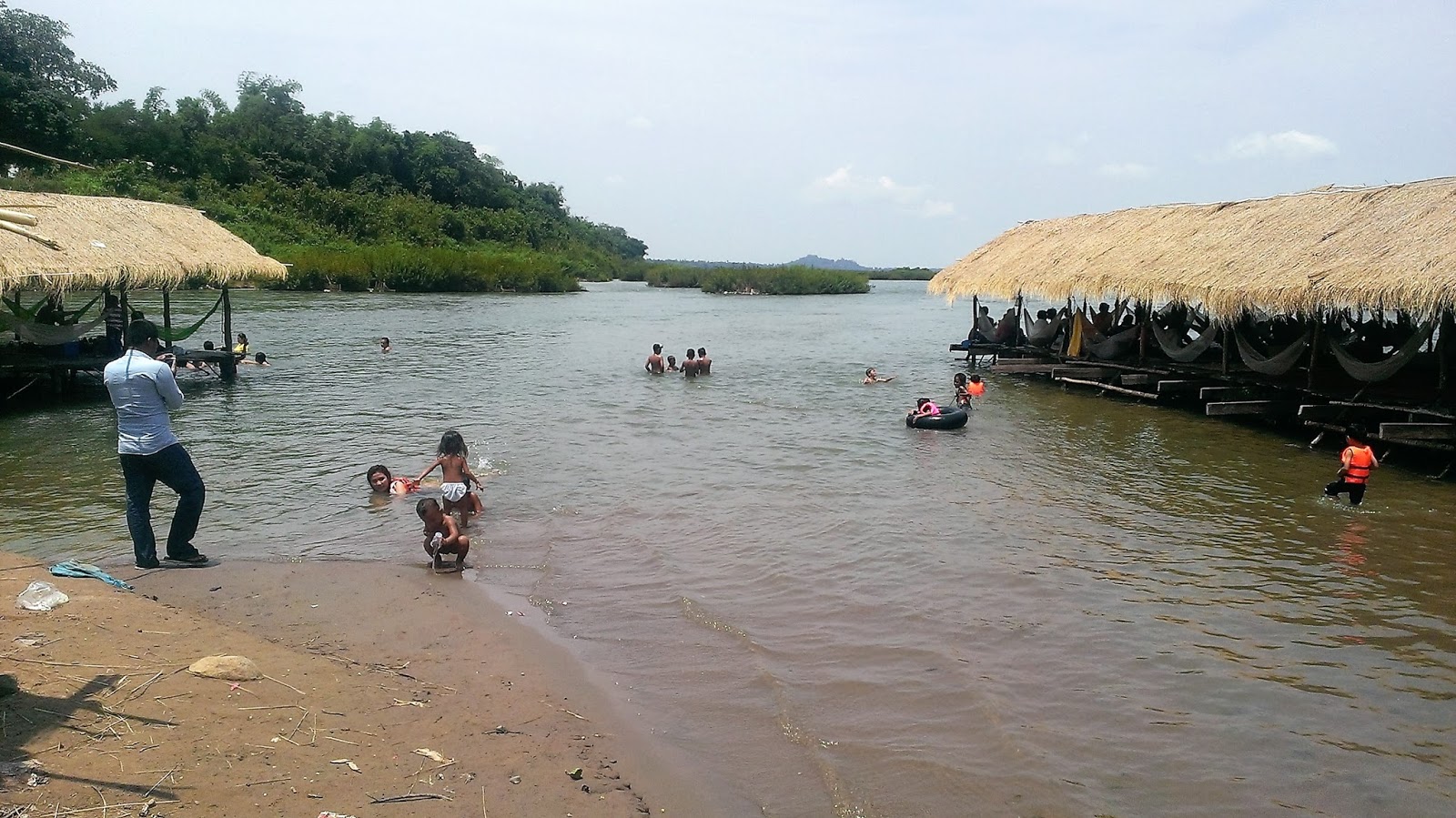 メコン川でイルカ見物と川遊び カンボジア クラチェ観光編 さんちょくログ