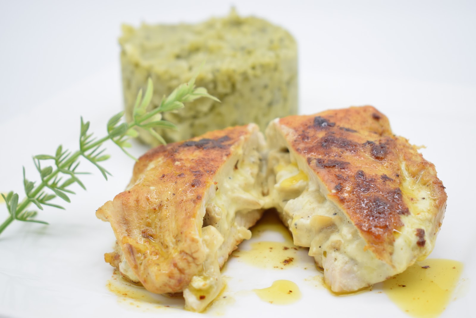 Gevulde kalkoenlapjes met broccolipuree Stuffed turkey escalope with mashed broccoli and potatoes