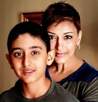 Sonali Bendre Family Husband Son Daughter Father Mother Marriage Photos Biography Profile Bendre mumbai'de maharashtrian ailesinde dogdu. sonali bendre family husband son