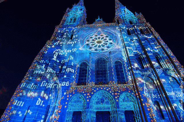 Iluminada Catedral Chartres viaje Francia Loira roadtrip Bretaña Normandia turismo